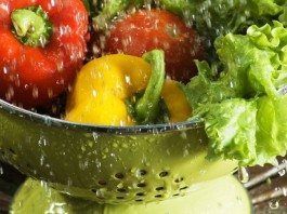 Contaminación microbiana en frutas y hortalizas lavar verduras