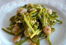 Revuelto de ajetes, setas y gambas revuelto ajetes y gambas