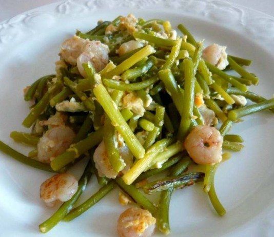 revuelto ajetes y gambas