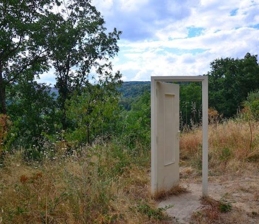 puerta abierta en el campo