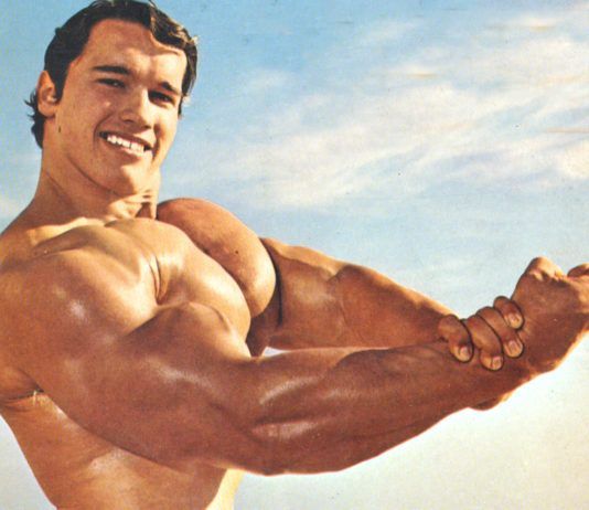 Schwarzenegger marcando bíceps