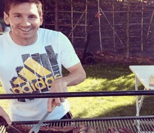 Messi cocinando carne