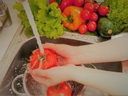 ¿Cómo tener un buen fondo de armario de verduras? Unas manos lavan unas verduras