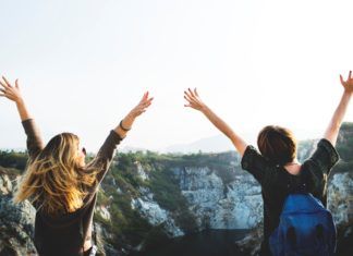¿Se puede aumentar la vitalidad? Dos mujeres felices