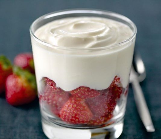 ¿Los intolerantes a la lactosa deben eliminar los lácteos? Yogur con fresas