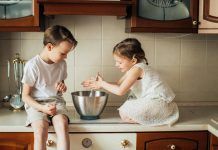 Niño y niña en la cocina