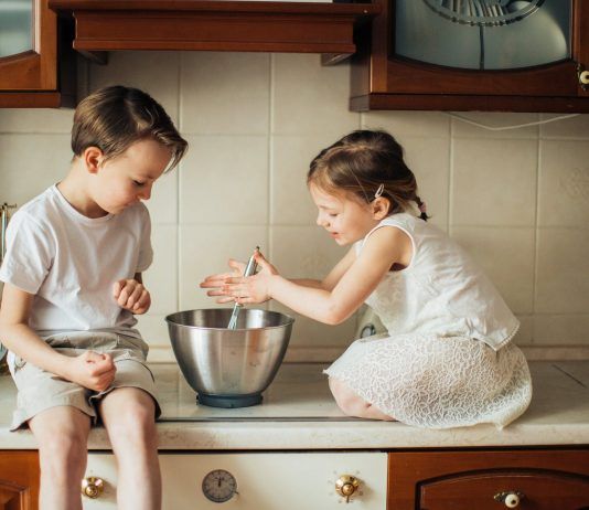 Niño y niña en la cocina