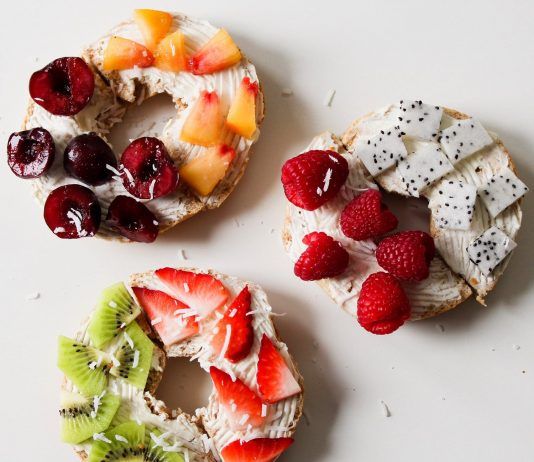 Tostadas con fruta para picar