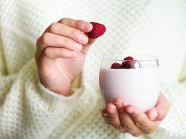Manos de chica cogiendo vaso de yogur