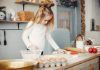 Menú semanal fácil y saludable para preparar con tus hijos Niña pequeña cocinando