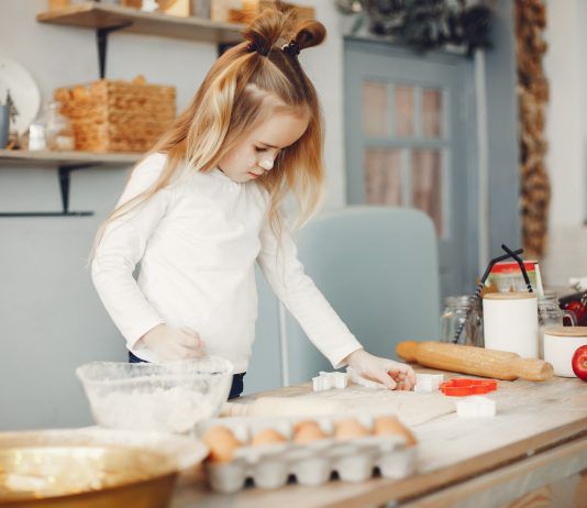Menú semanal fácil y saludable para preparar con tus hijos Niña pequeña cocinando