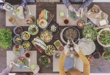 Familia comiendo juntos