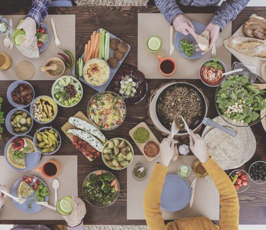 10 beneficios para tu salud que puedes conseguir comiendo en casa Familia comiendo juntos