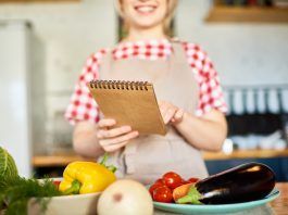 Chica leyendo una receta