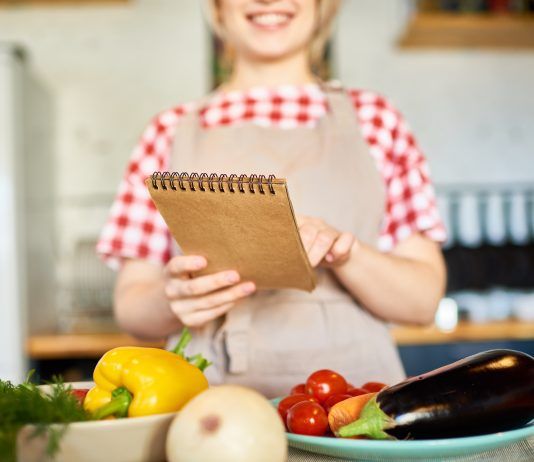 Chica leyendo una receta