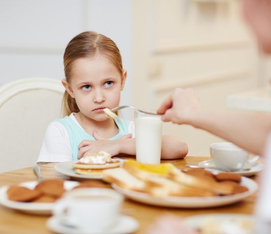 Niña pequeña rechaza comer
