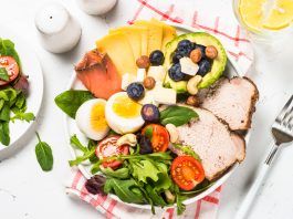 Plato con alimentos proteicos y ensalada