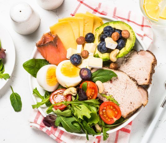 Plato con alimentos proteicos y ensalada