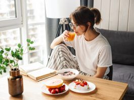 Chica desayunando