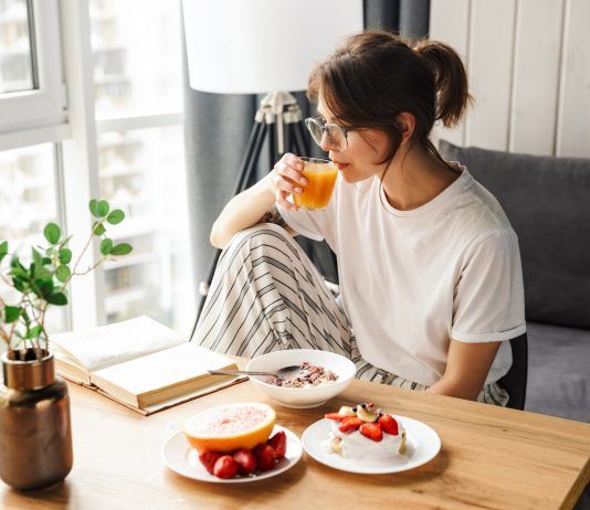 Claves para seguir con éxito una dieta para perder peso Chica desayunando
