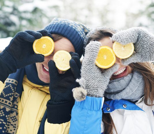 Chico y chica en invierno