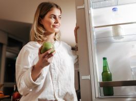 7 pasos para mejorar tu alimentación Chica cogiendo una manzana