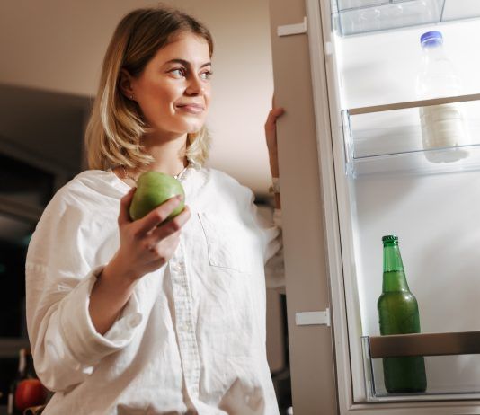 Chica cogiendo una manzana
