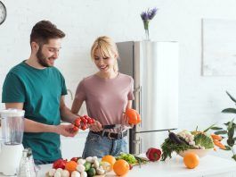Pareja cocinando vegetales