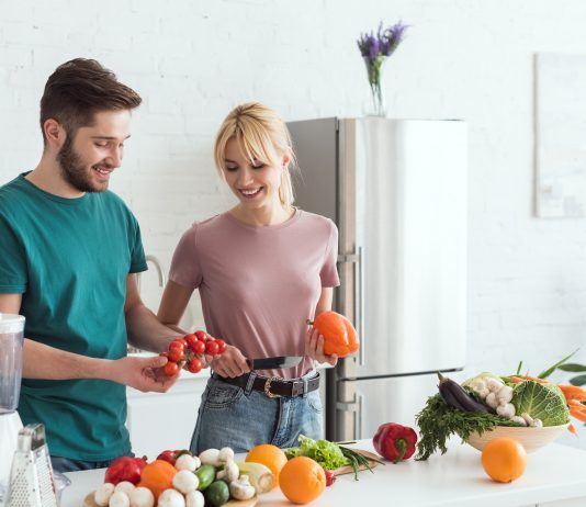 Pareja cocinando vegetales