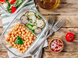 Tupper saludable con garbanzos y ensalada