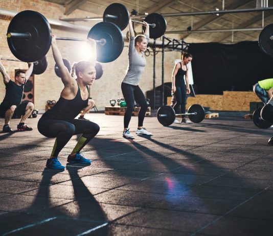 Gente levantando pesas en un gimnasio