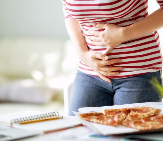 Mujer con dolor de barriga