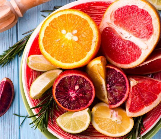 Cítricos, exprime sus beneficios para mejorar tu salud Plato con cítricos cortados
