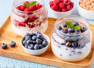 Desayuno formado por yogur y fruta