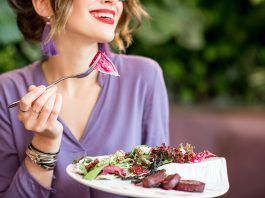 Chica comiendo comida saludable