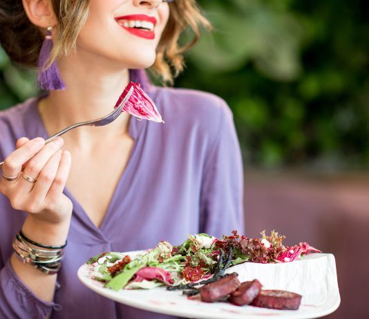 6 beneficios para tu salud que conseguirás comiendo bien Chica comiendo comida saludable